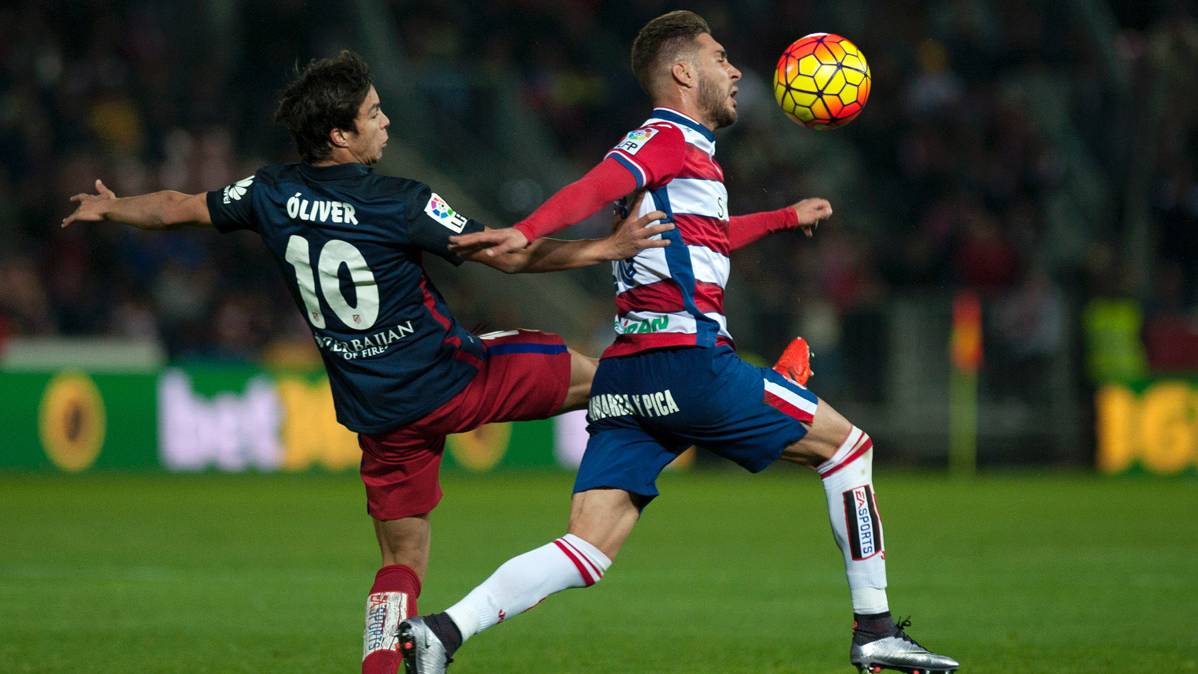 Rochina, disputando un balón con Óliver Torres, del Atlético