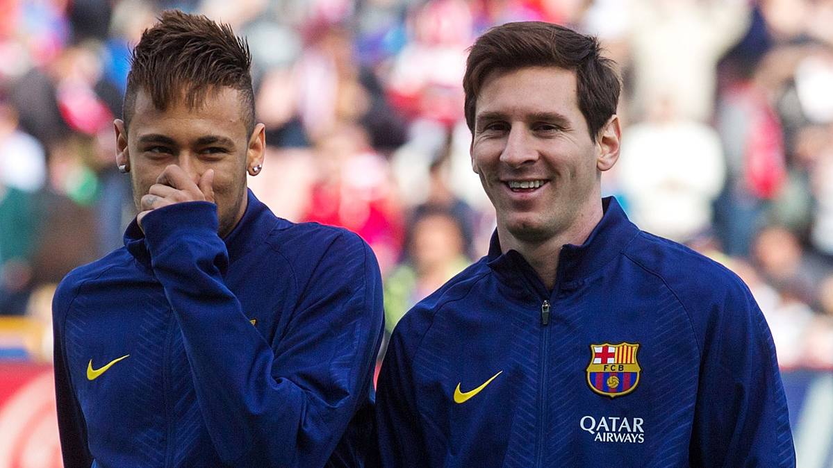 Messi y Neymar, sonriendo sobre el césped de Los Cármenes