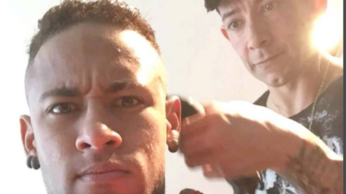Neymar Jr, cortándose el pelo antes de jugar ante el Granada