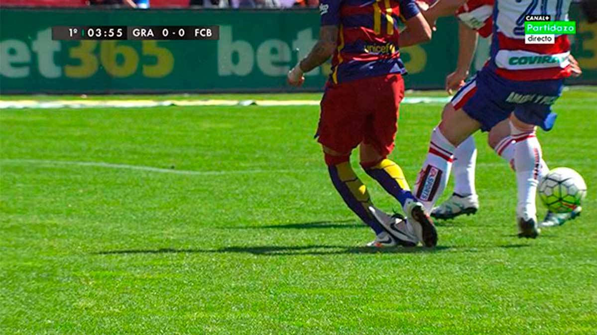 Rubé Pérez le clava los tacos al tobillo de Neymar