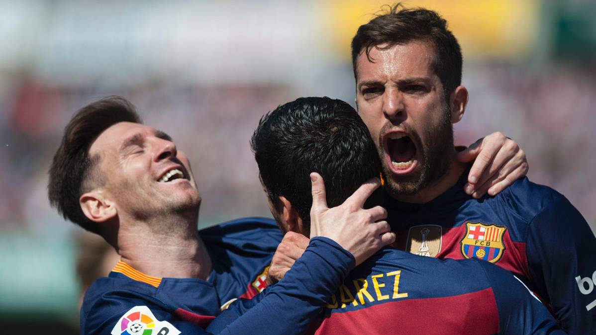Messi and Jordi Alba, celebrating the first goal of Luis Suárez