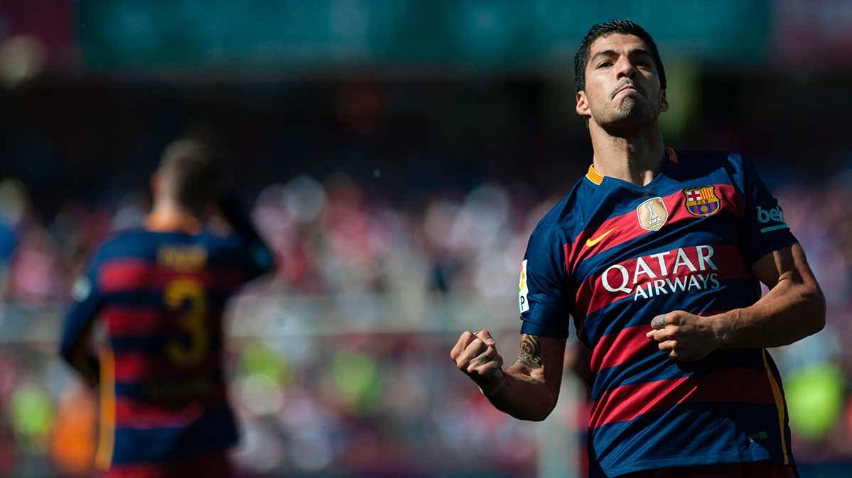 Luis Suárez celebrates one of his two goals in front of the Granada Cf
