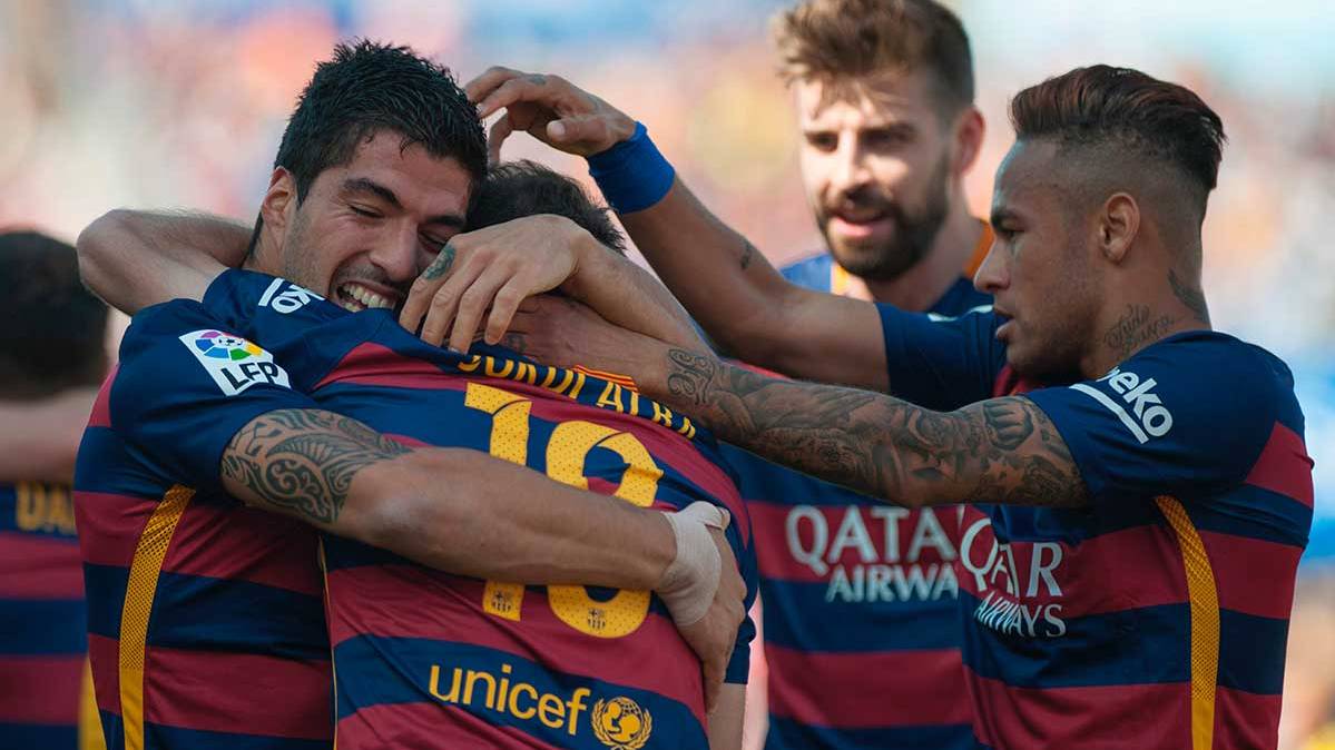 The players of the Barça celebrate one of the goals in front of the Granada