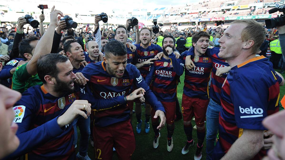 The players of the Barça, celebrating the title of League 2015-16