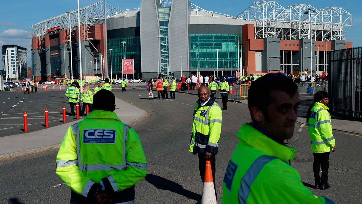 Los aledaños de Old Trafford con la seguridad vigilando y los aficionados evacuados