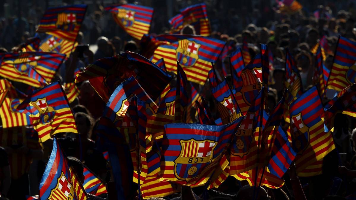 Banderas azulgranas durante la rúa de celebración del Barça