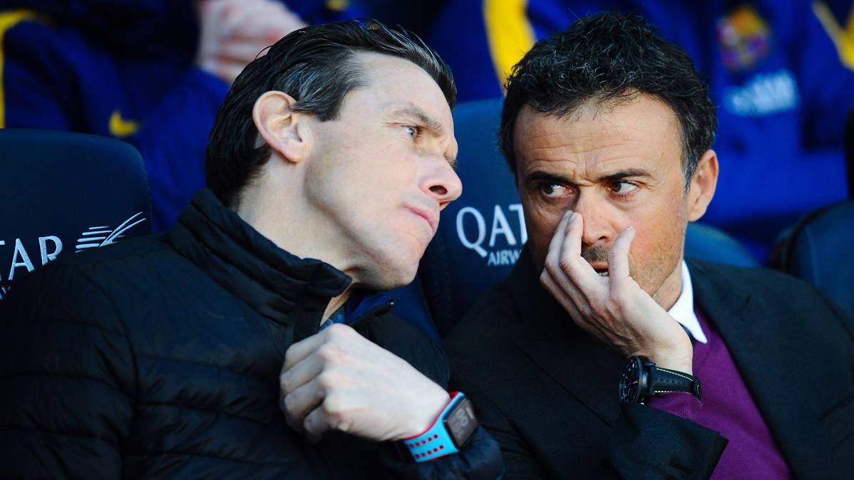 Luis Enrique y Unzué, charlando en el banquillo del Barça
