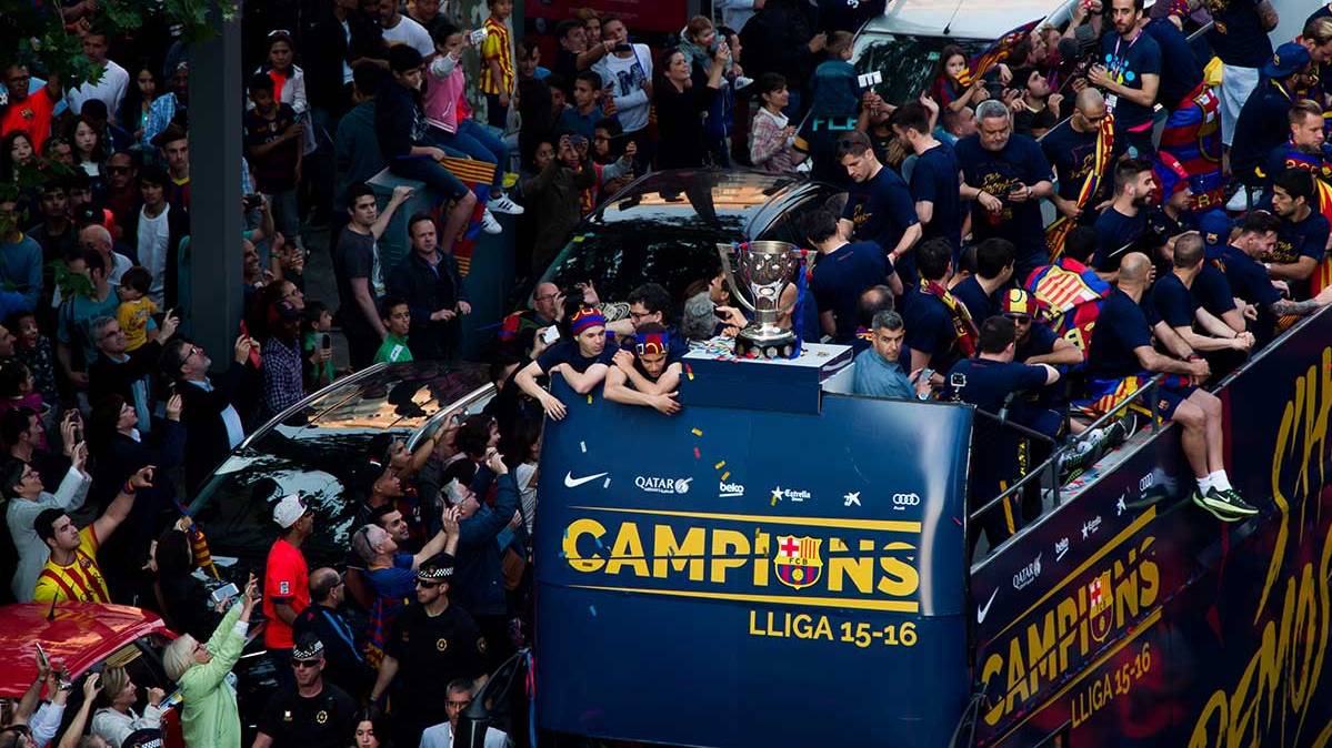 Los jugadores de FC Barcelona celebran la consecución de la Liga BBVA en el bus
