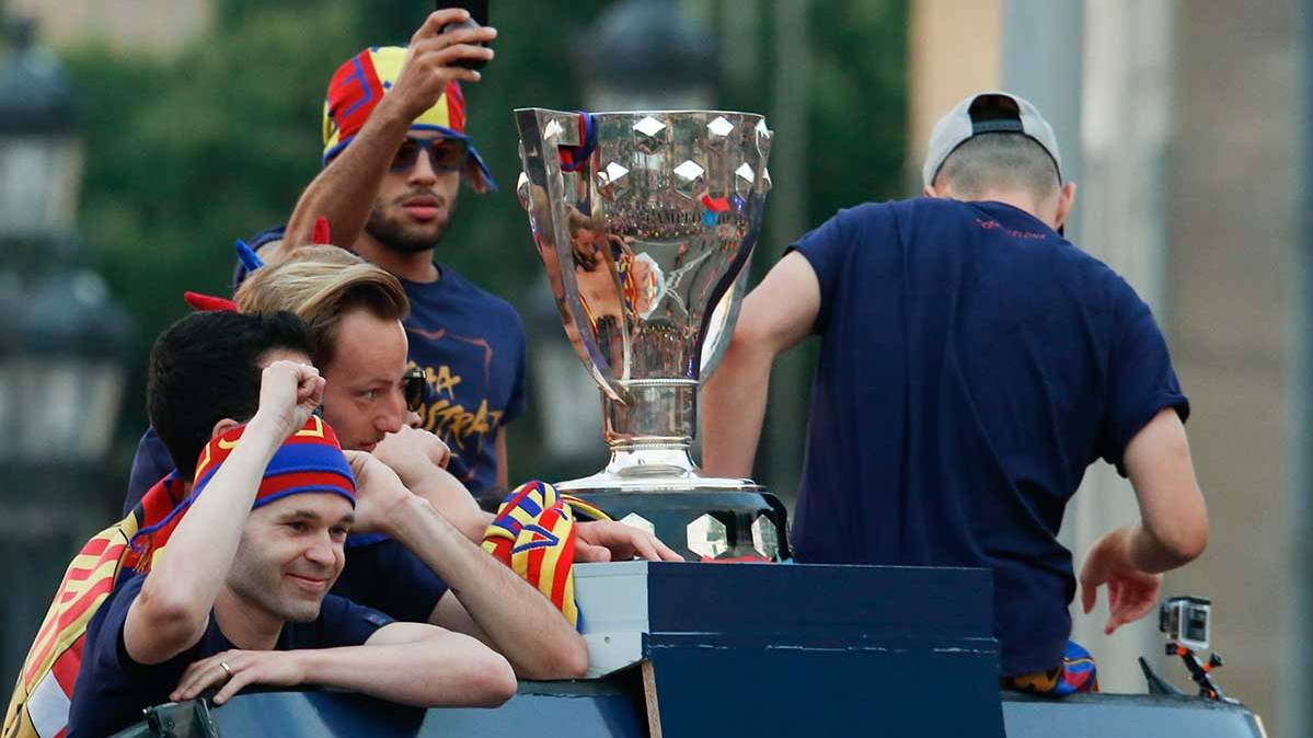 Iniesta junto a sus comañeros en la rúa del FC Barcelona