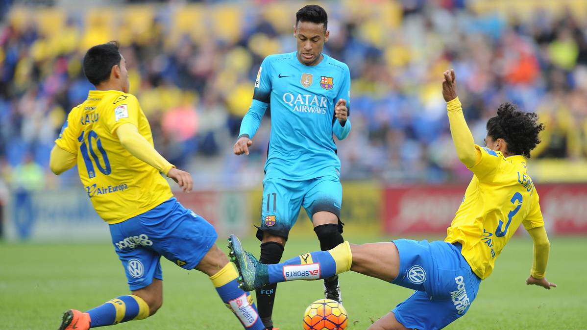 Lemos y Araújo, luchando por un balón con Neymar
