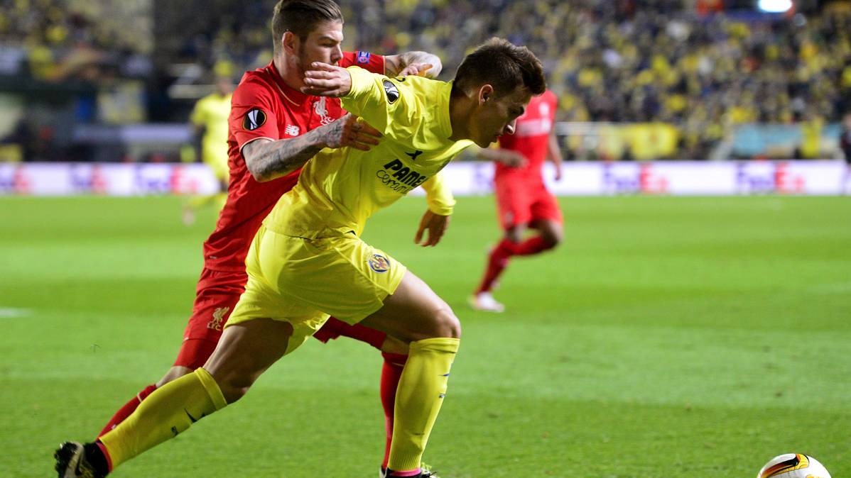 Denis Suárez, lidiando with a defender of the Liverpool