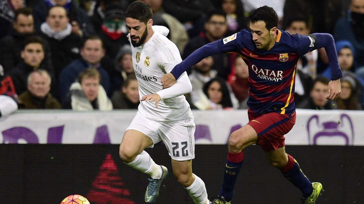 Isco, trying go of Busquets in the Classical of this season in the Bernabéu