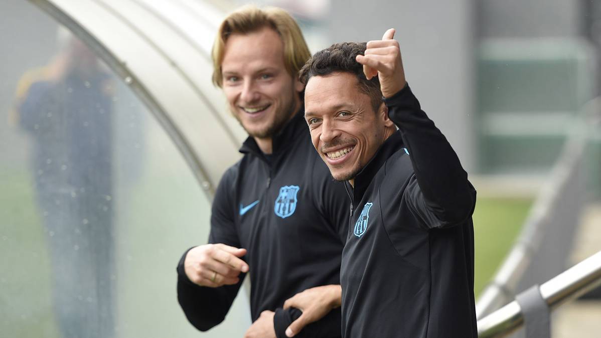 Adriano Correia, saliendo a entrenar junto a Ivan Rakitic