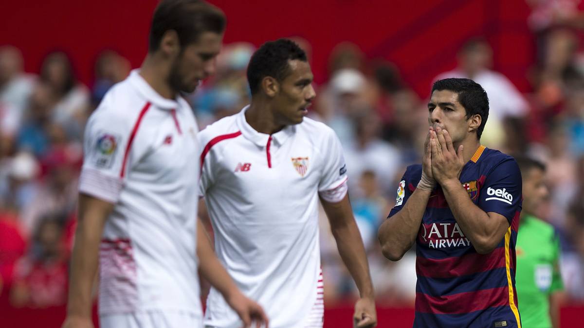Luis Suárez se lamenta en el Sevilla-Barça de la pasada temporada