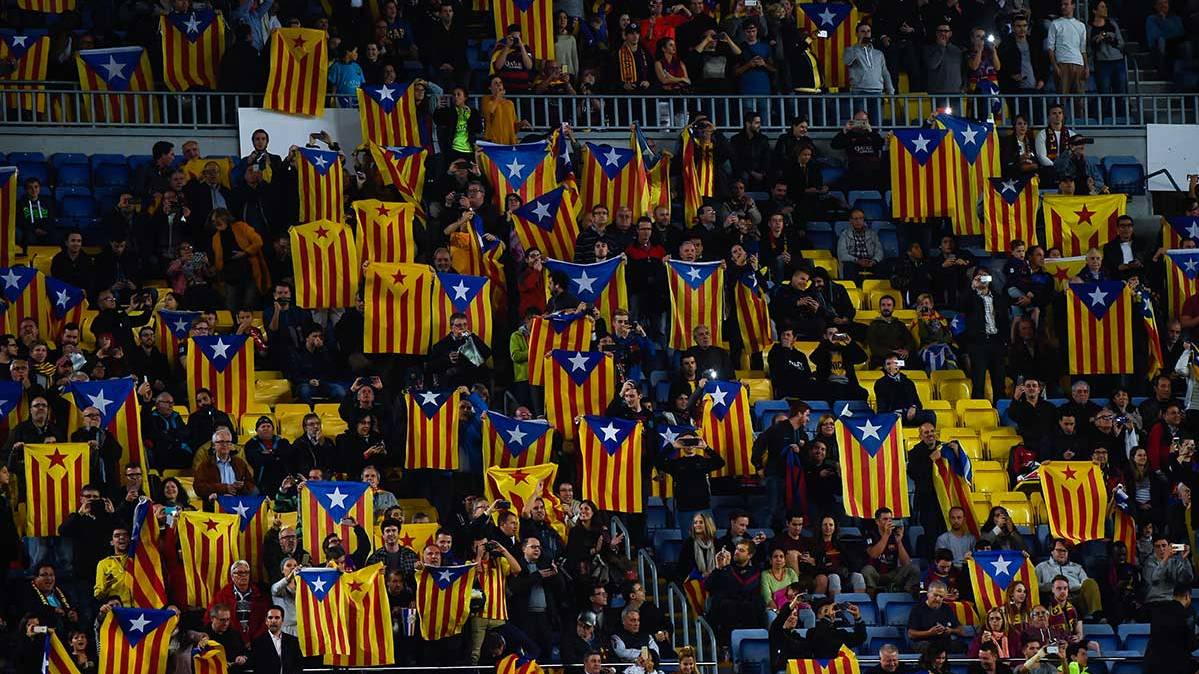 Banderas independentistas en el Camp Nou en un partido del FC Barcelona en una foto de archivo