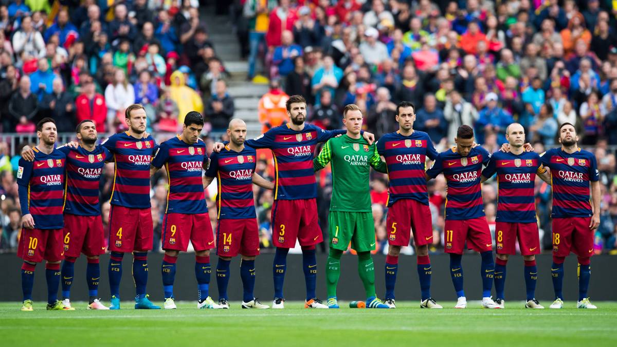 Alignment of the FC Barcelona before the party in front of the Espanyol
