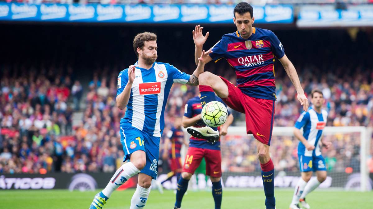 Sergio Busquets, defending a balloon of Canes against the Espanyol