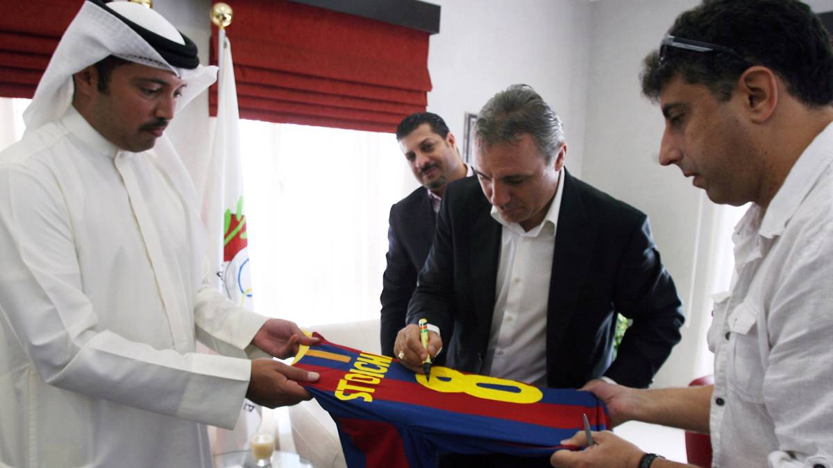 Stoichkov, in an image of archive signing a T-shirt