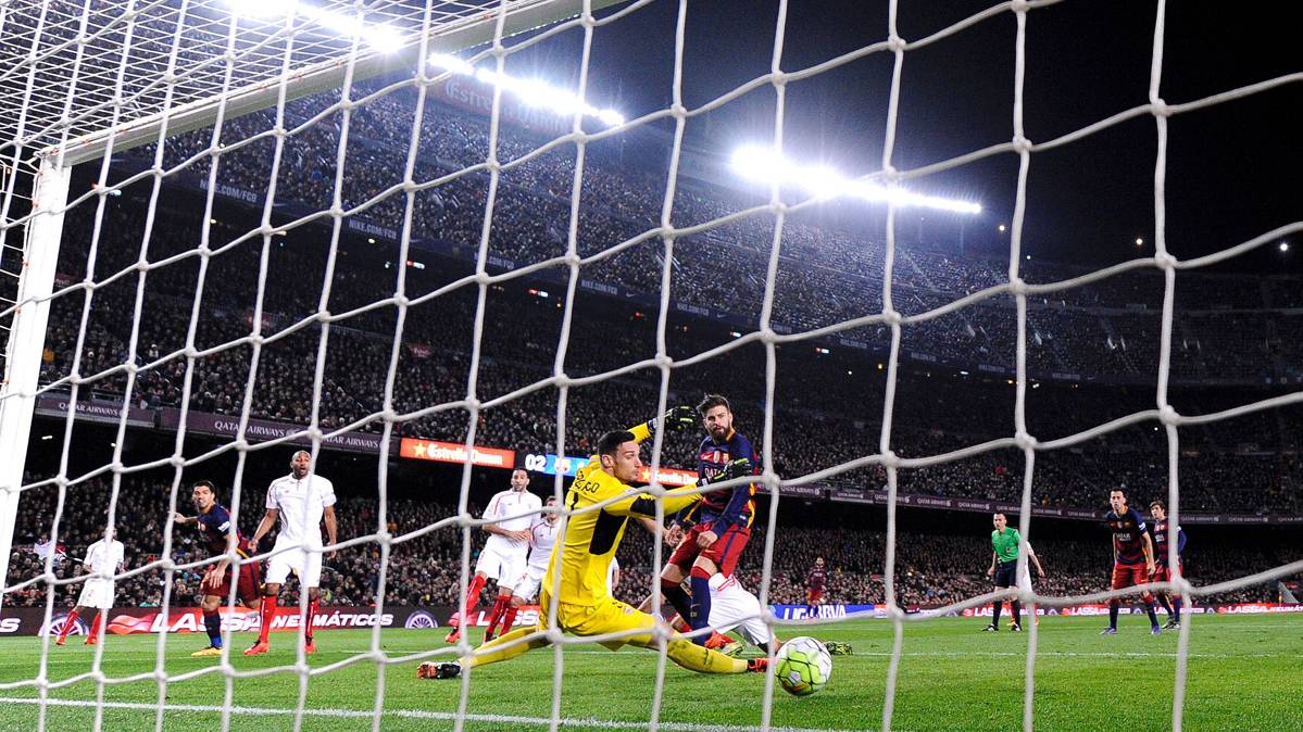 Gerard Piqué, marcando un gol al Sevilla esta temporada
