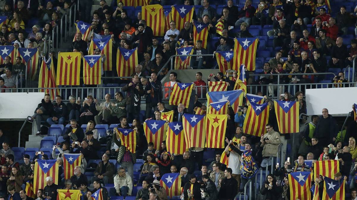 Imagen de archivo de banderas esteladas de la afición del Barça