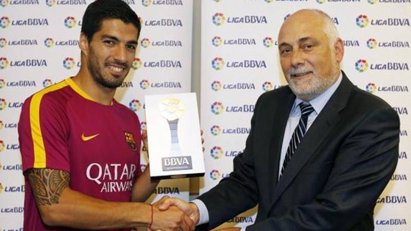 Luis Suárez, receiving the prize to Better Player of the Month