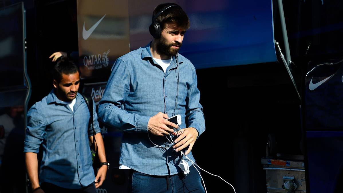 Gerard Hammered, directing to the bus of the FC Barcelona