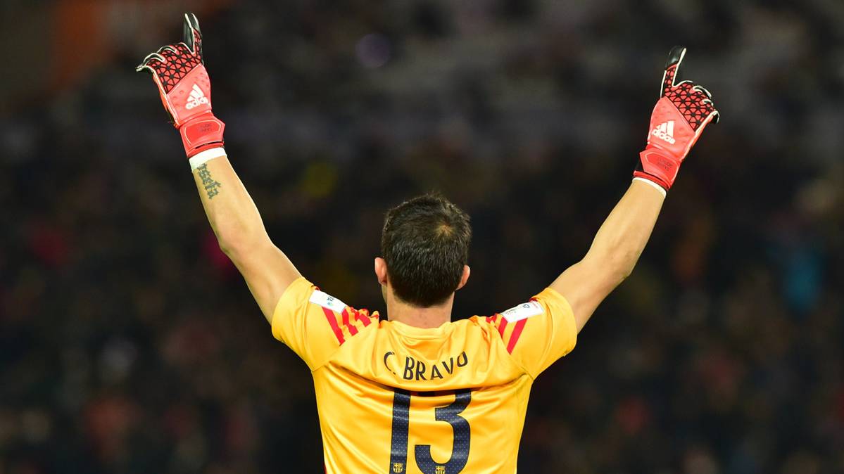 Claudio Bravo, celebrando un gol del Barça desde la portería