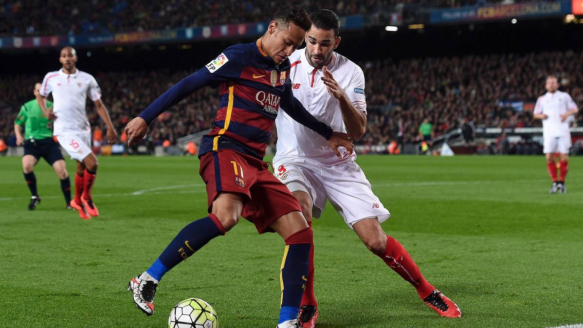 Neymar Jr, defendiendo un balón de Adil Rami