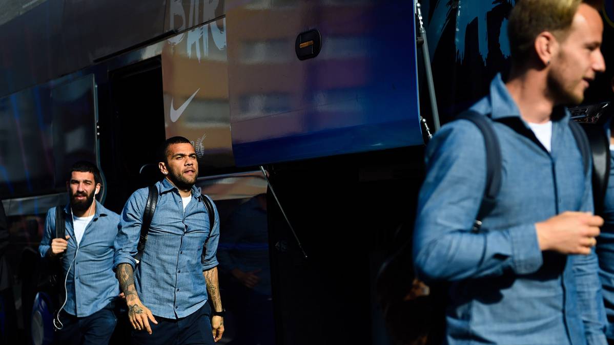 Los jugadores del FC Barcelona, bajando del autocar