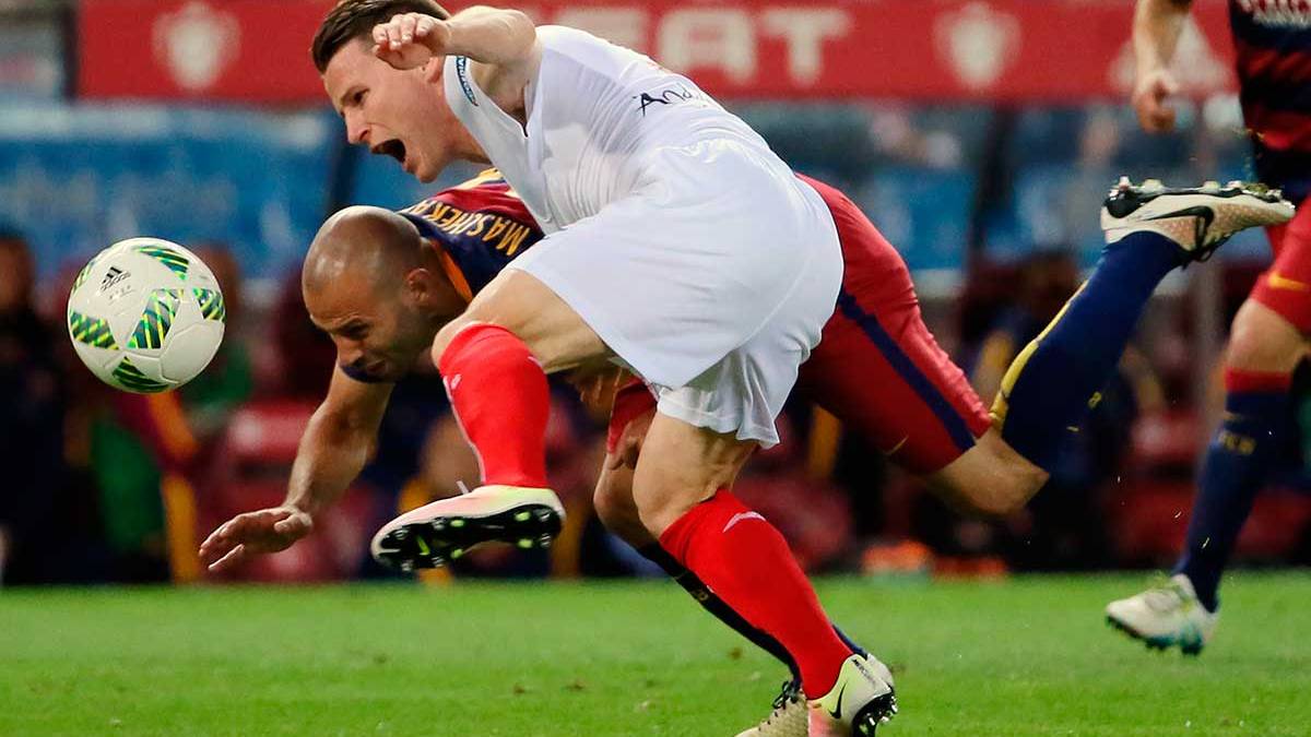 Javier Mascherano hizo falta sobre Kevin Gameiro y fue expulsaod por Del Cerro Grande