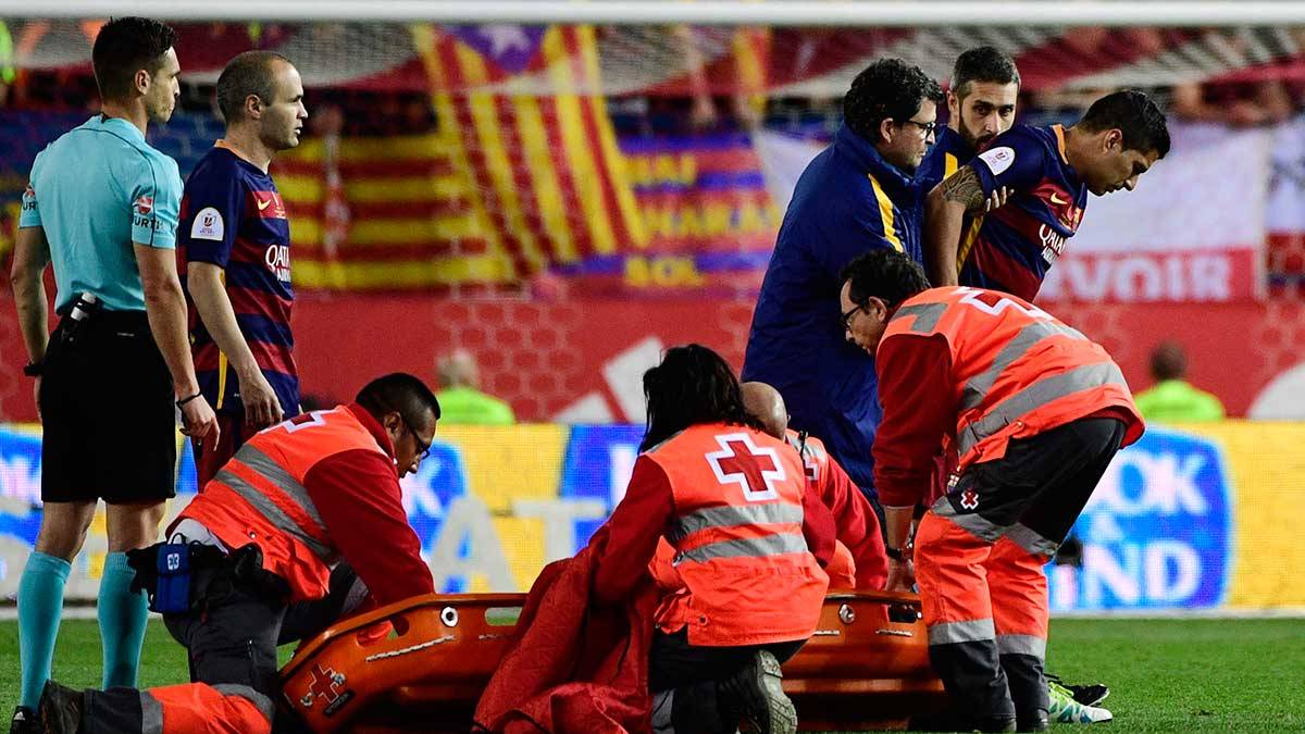 Luis Suárez abandonando lesionado la final de Copa del Rey entre FC Barcelona y Sevilla FC