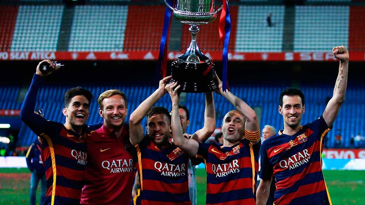 Los azulgranas del FC Barcelona con el título de la Copa del Rey