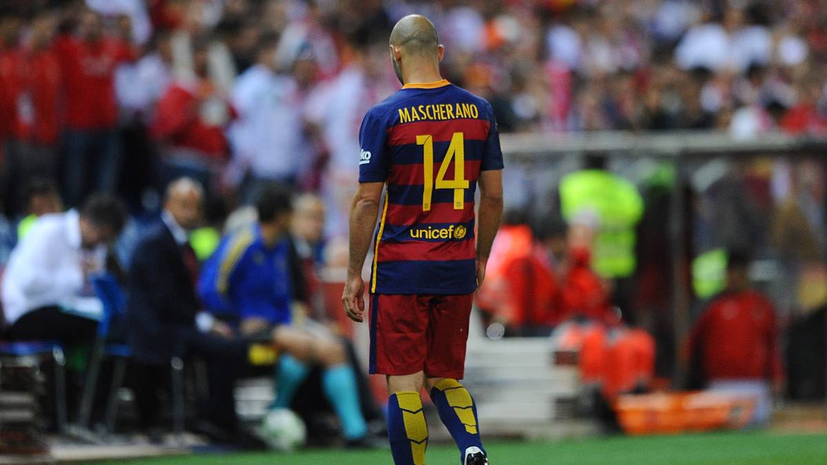 Javier Mascherano, cabizbajo after being expelled in the final of Glass