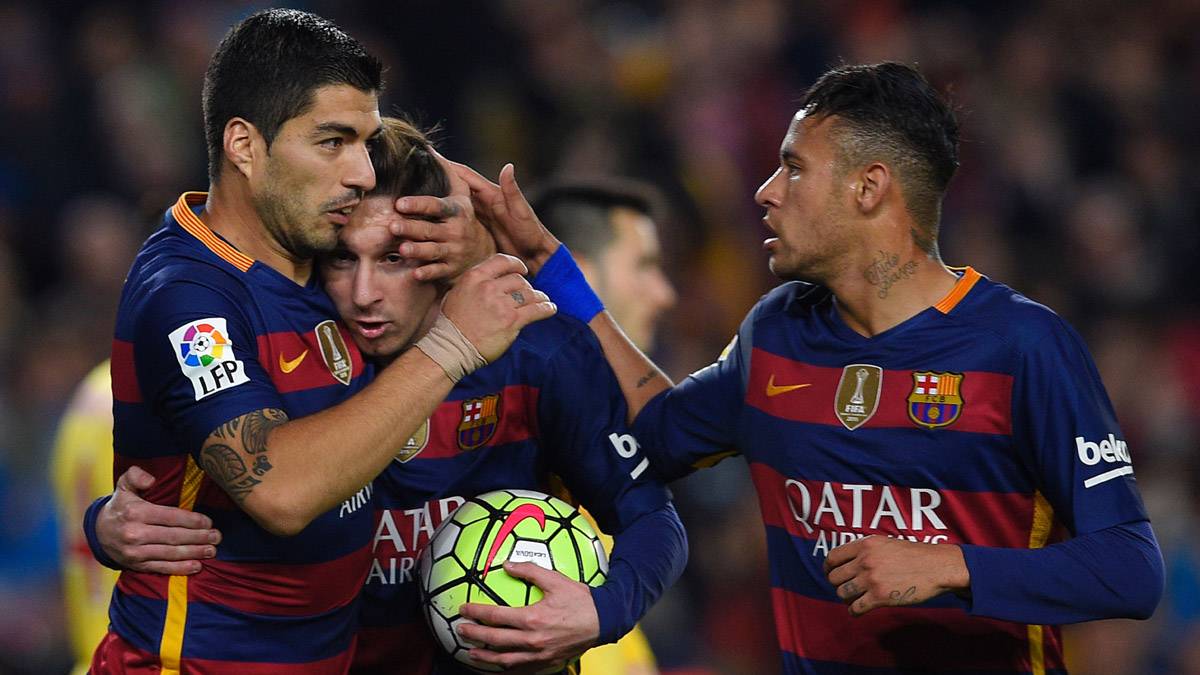 Leo Messi, Neymar and Suárez, celebrating a goal this season