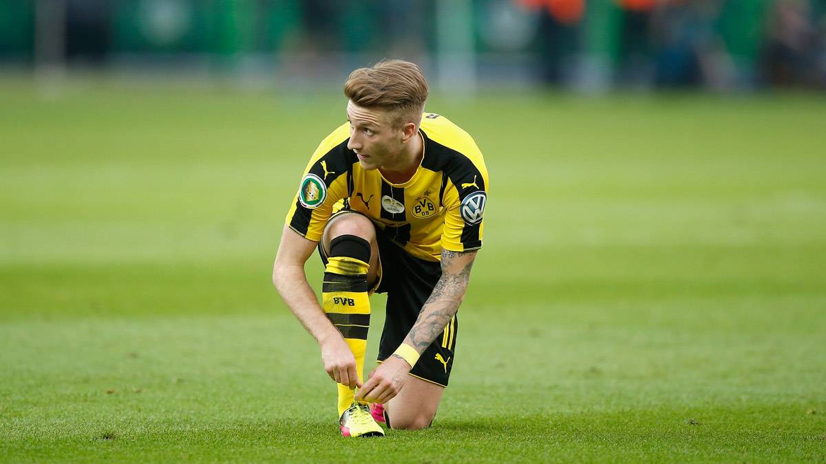 Marco Reus, cortándose las zapatillas en un partido del Dortmund