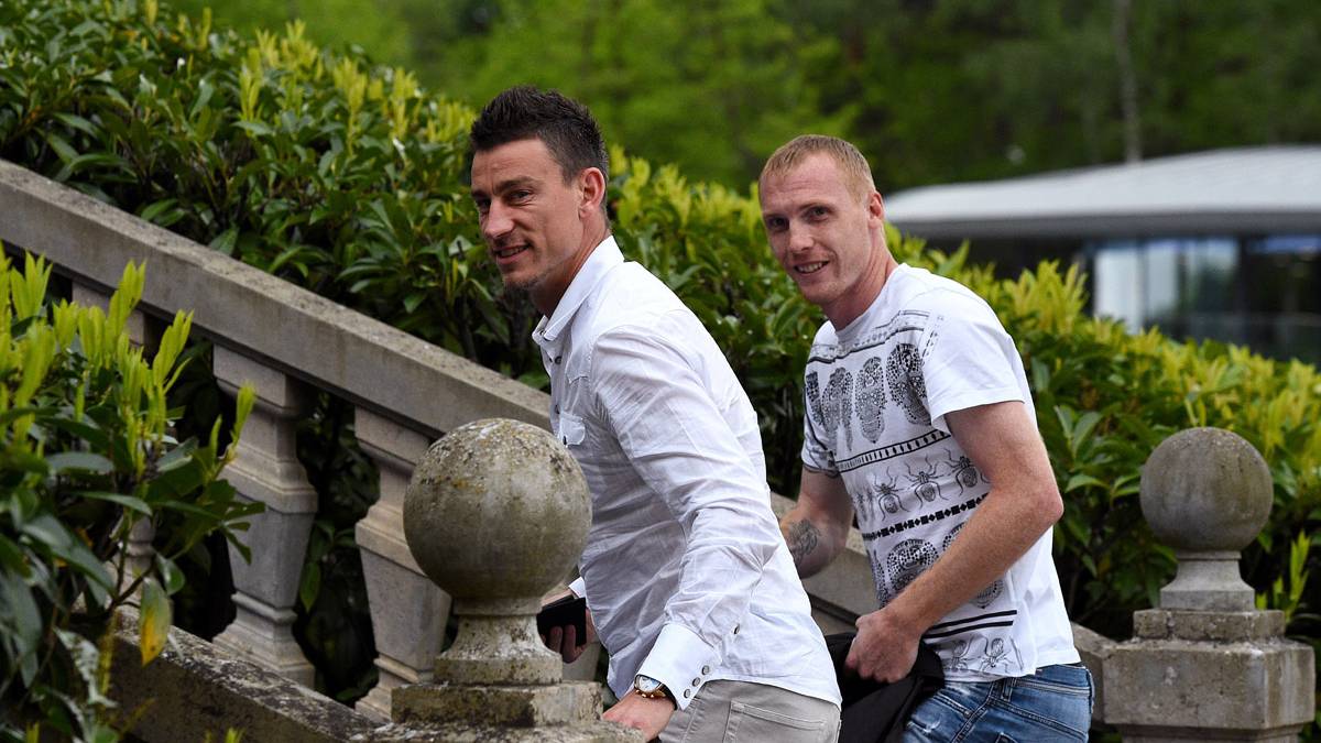 Mathieu, beside Koscielny attending to the concentration of France