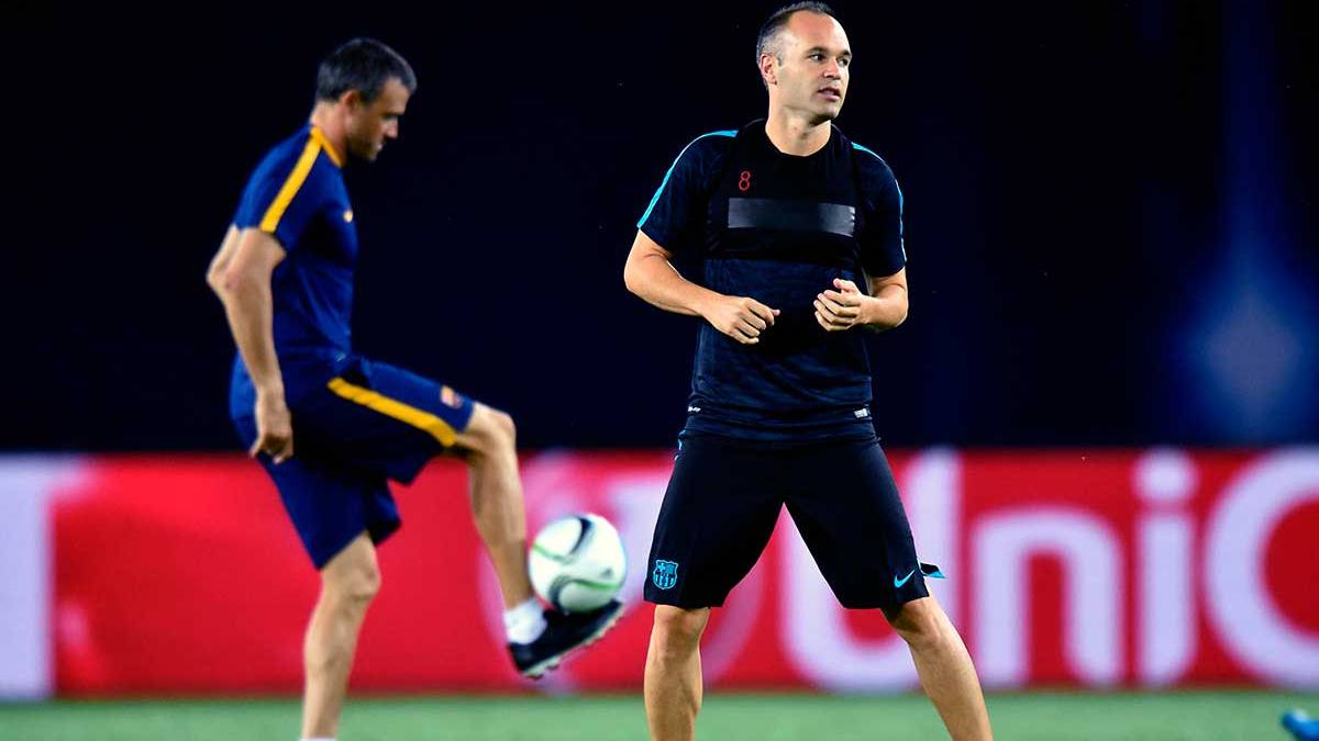 Andrés Iniesta and Luis Enrique in a training of the past season