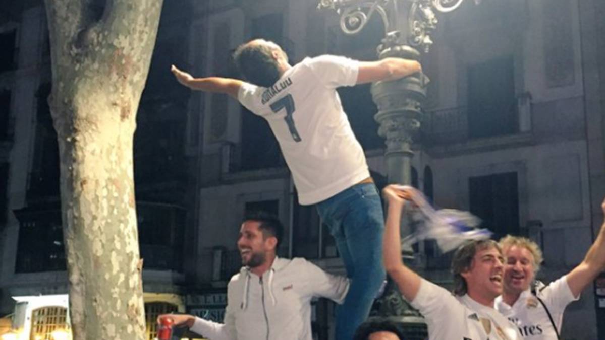 Followers of the Real Madrid, euphoric by the Champions white