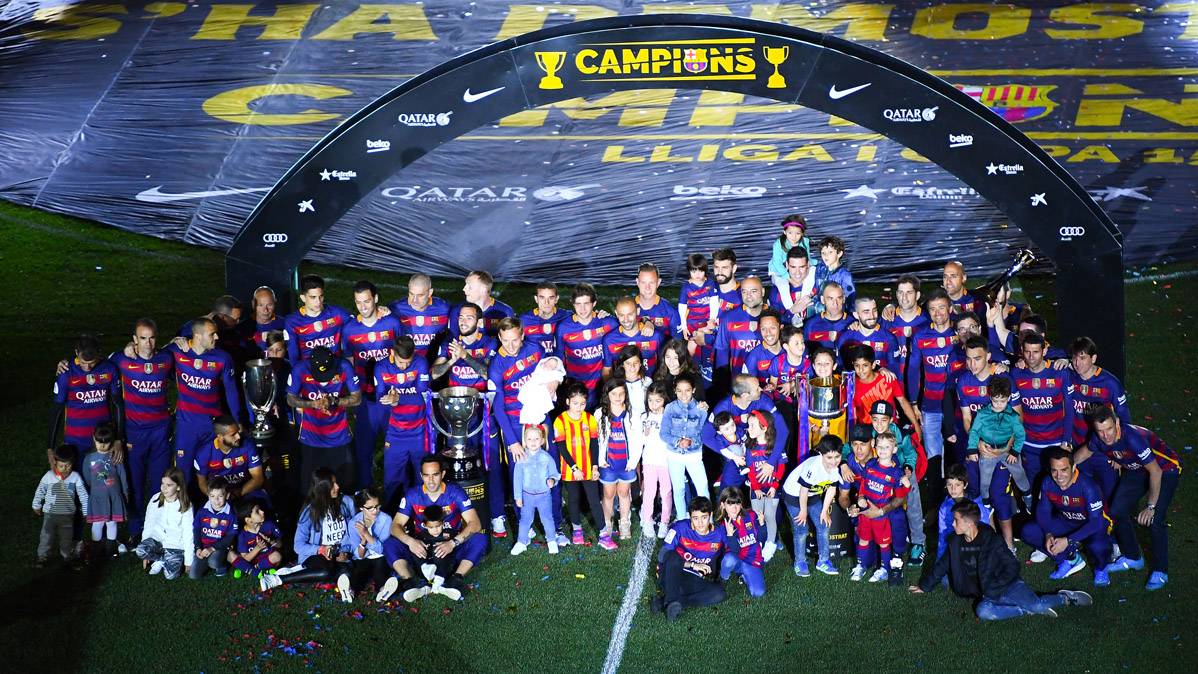 El FC Barcelona, celebrando el doblete de Liga y Copa en el Camp Nou