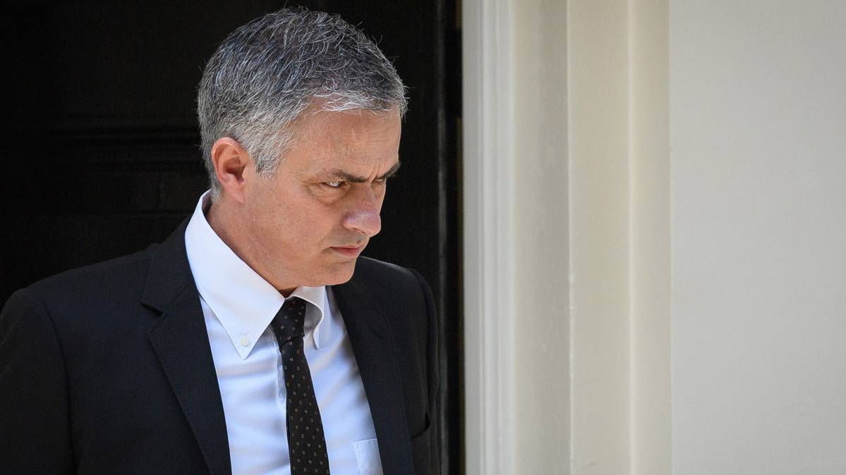 José Mourinho, with semblante serious after signing with the Manchester United