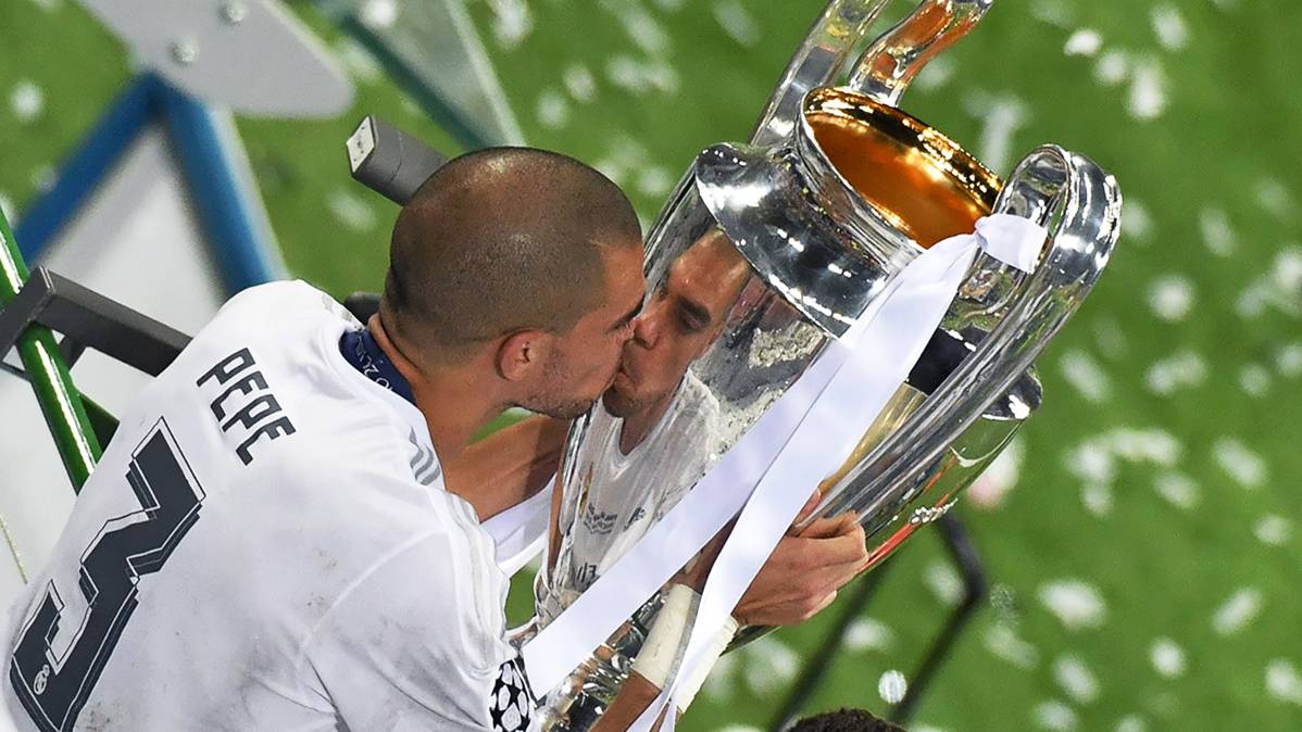 Pepe, besando the glass of the UEFA Champions League 2015-16