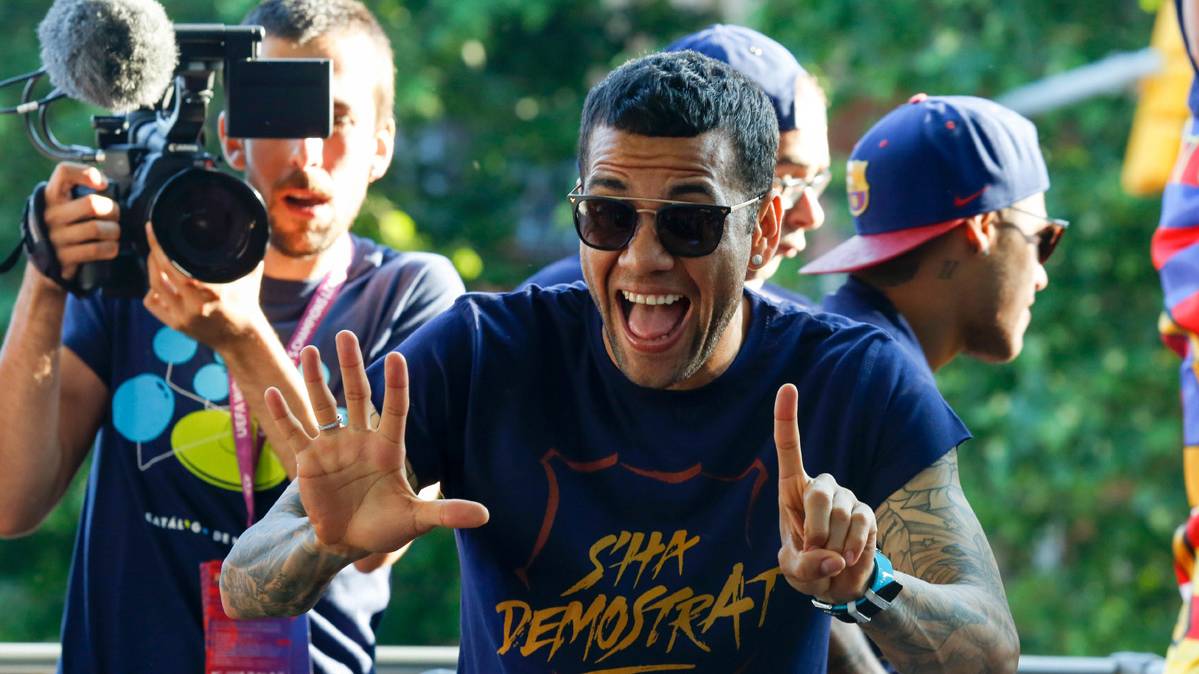 Dani Alves, celebrando el título de Liga por las calles de Barcelona