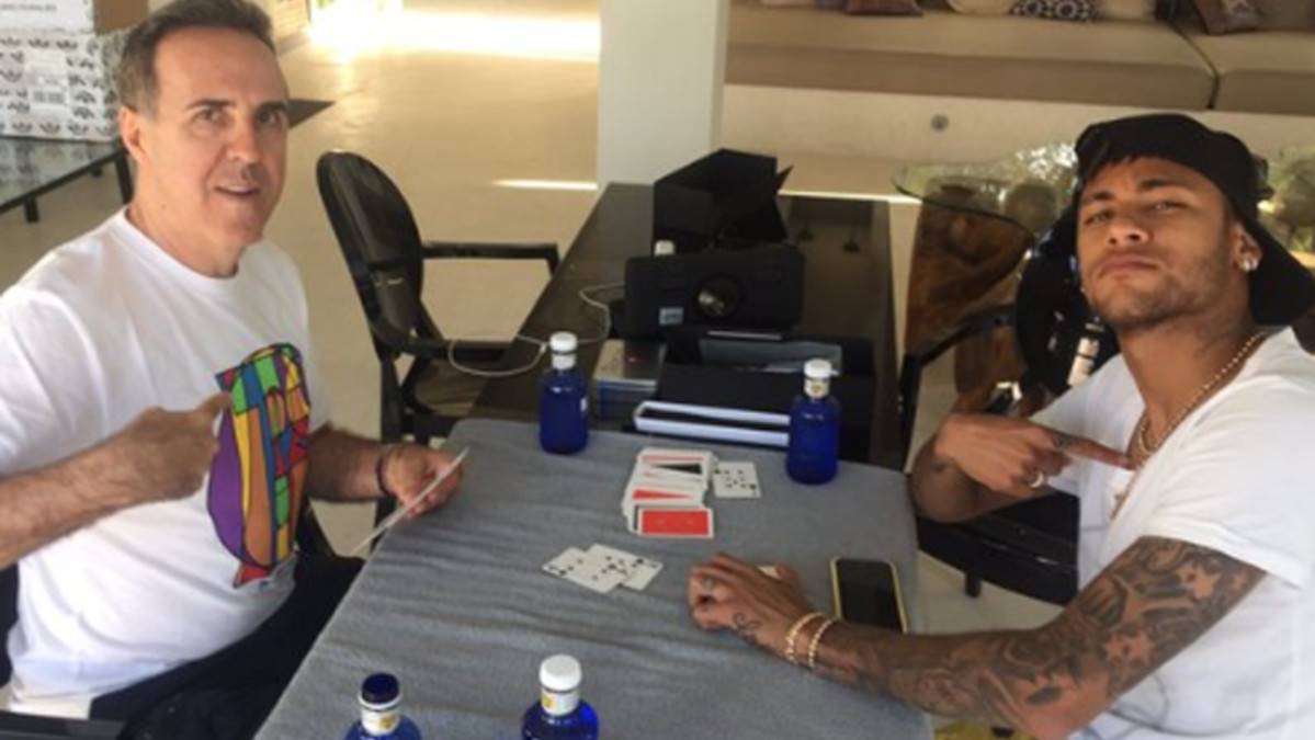 Neymar Jr y su representante, Wagner Ribeiro, jugando al póker