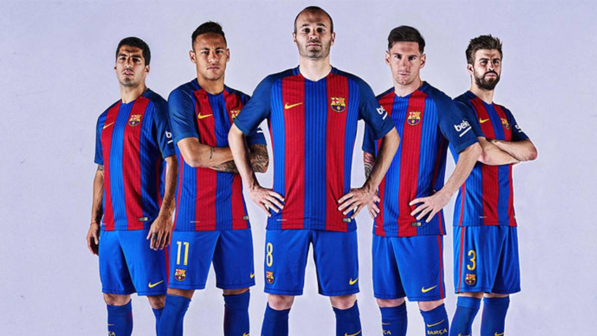 Los jugadores del FC Barcelona, con la nueva equipación