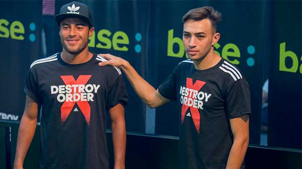 The midfield player of the fc barcelona flame to munir "casiguapo" in the privacy