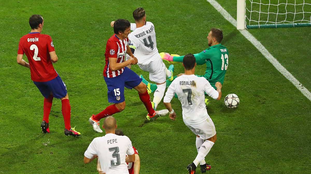 Sergio Ramos anotando el gol en la final de la Champions en claro fuera de juego