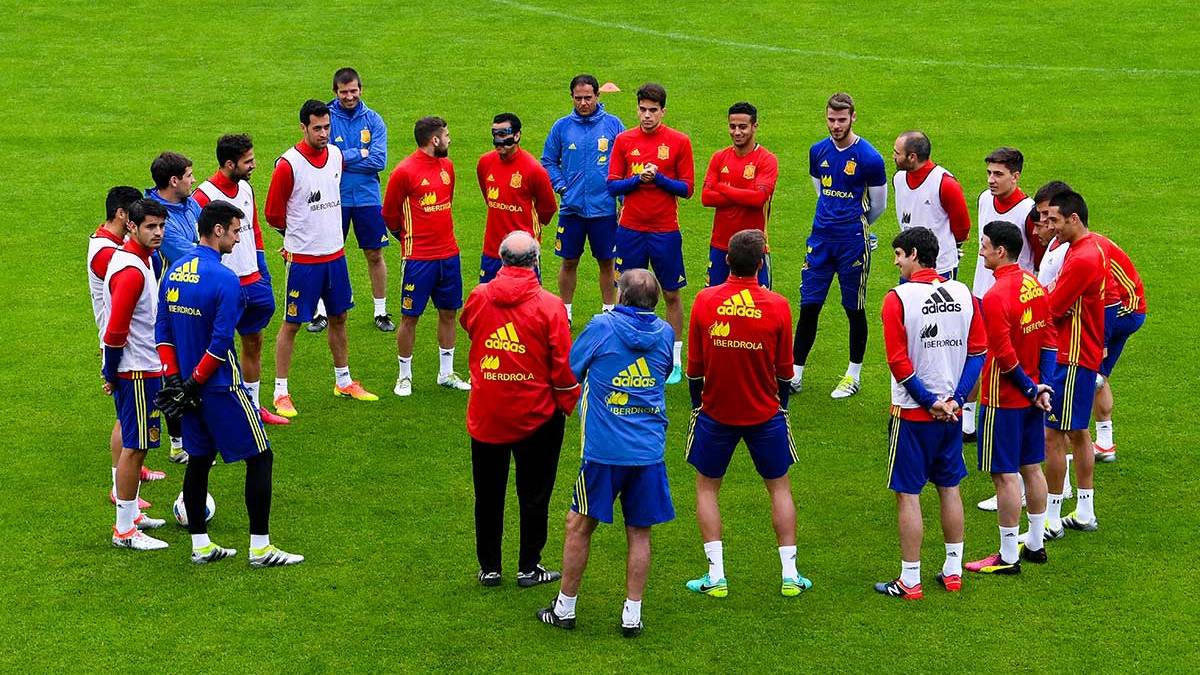Los jugadores de la selección española reunidos en torno a Vicente Del Bosque