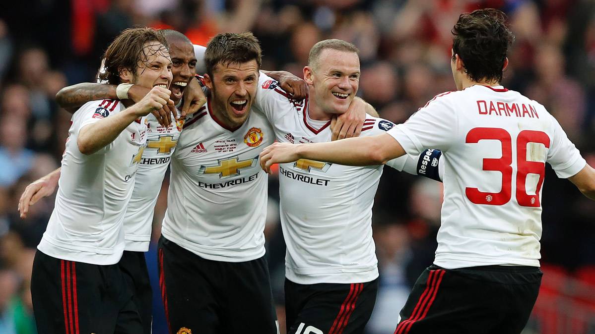 Daley Blind, celebrando un gol con sus compañeros del Manchester United