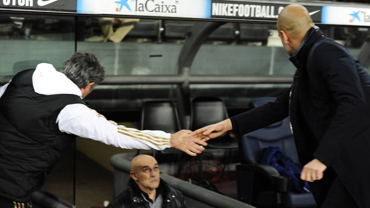 José Mourinho y Pep Guardiola, dándose la mano en una imagen de archivo