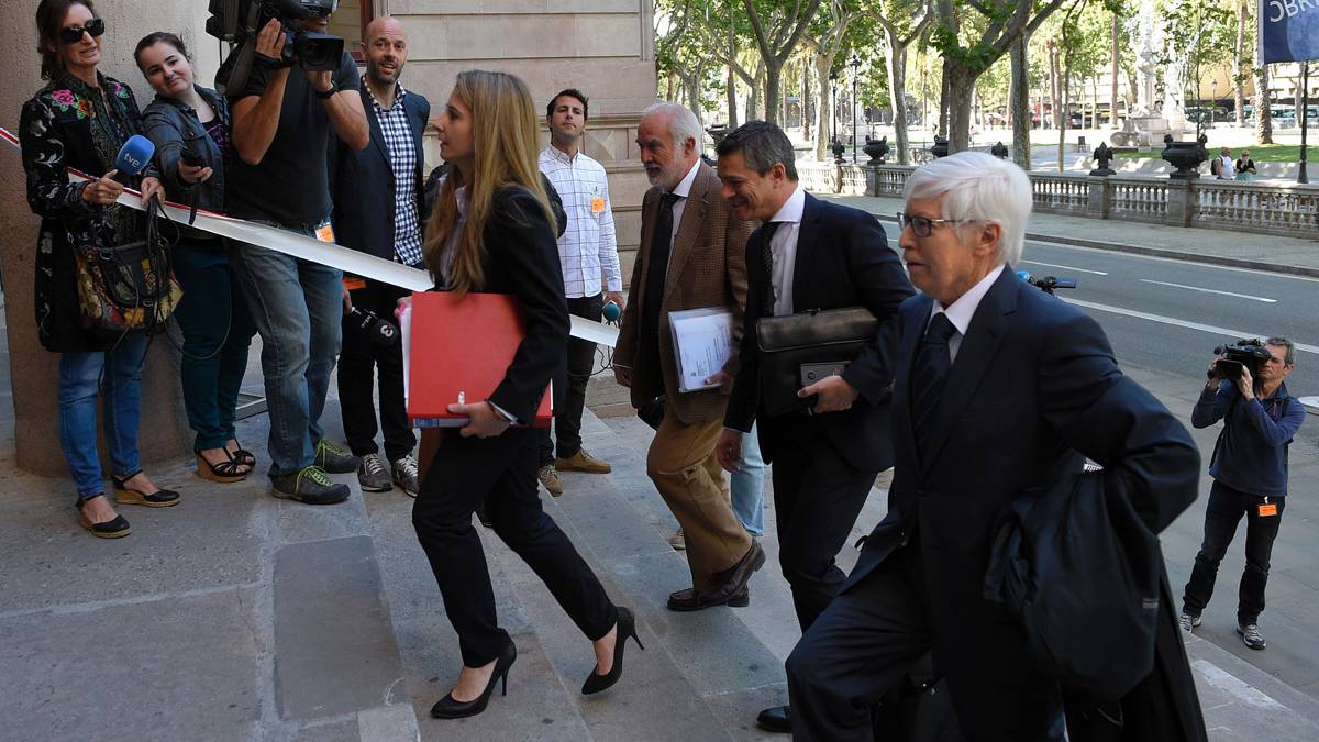 Los abogados de Messi, antes de declarar en la Audiencia de Barcelona